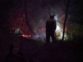 El rayo de una tormenta provoca un incendio forestal en Gazolaz