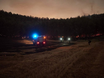 El rayo de una tormenta provoca un incendio forestal en Gazolaz