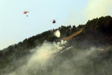El rayo de una tormenta provoca un incendio forestal en Gazolaz