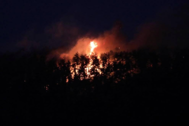 El rayo de una tormenta provoca un incendio forestal en Gazolaz