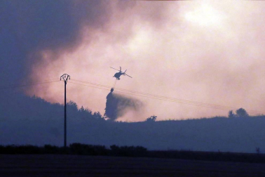 El rayo de una tormenta provoca un incendio forestal en Gazolaz