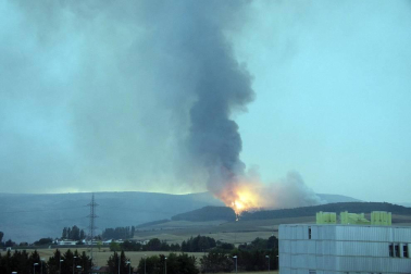 El rayo de una tormenta provoca un incendio forestal en Gazolaz
