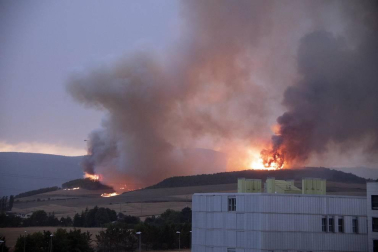 El rayo de una tormenta provoca un incendio forestal en Gazolaz