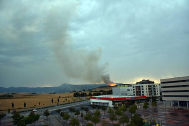El rayo de una tormenta provoca un incendio forestal en Gazolaz