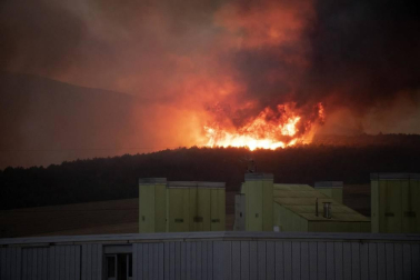 El rayo de una tormenta provoca un incendio forestal en Gazolaz