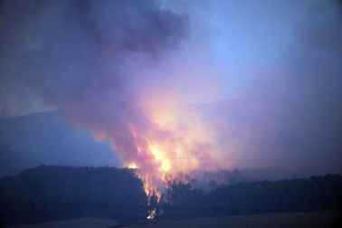 El rayo de una tormenta provoca un incendio forestal en Gazolaz