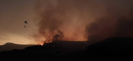 El rayo de una tormenta provoca un incendio forestal en Gazolaz