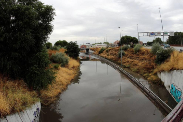 Un herido por un rayo,calles anegadas y vías cortadas