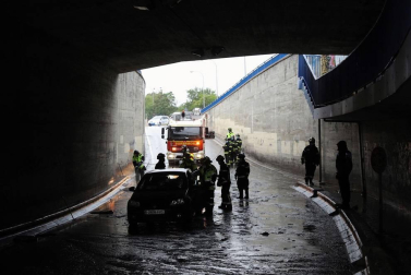 Un herido por un rayo,calles anegadas y vías cortadas