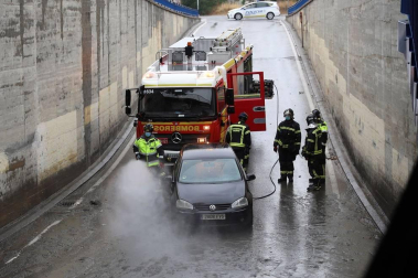 Un herido por un rayo,calles anegadas y vías cortadas