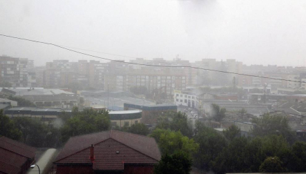 Un herido por un rayo,calles anegadas y vías cortadas