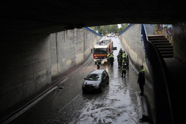 Un herido por un rayo,calles anegadas y vías cortadas