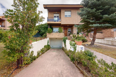 Se vende coqueto pareado de 382 m2 de parcela