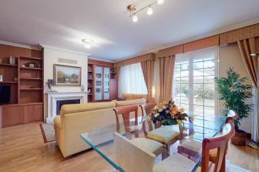 Se vende coqueto pareado de 382 m2 de parcela