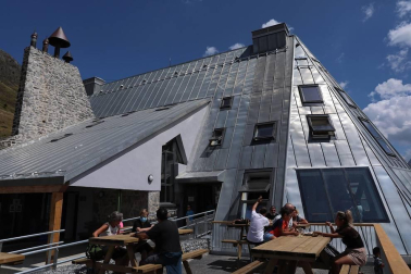 Tras 16 años cerrado, el 'nuevo' refugio Ángel Olorón ha abierto sus puertas este viernes.
