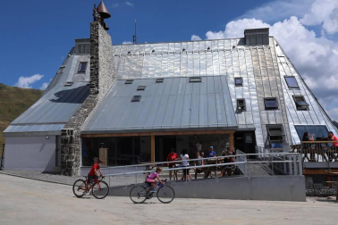 Tras 16 años cerrado, el 'nuevo' refugio Ángel Olorón ha abierto sus puertas este viernes.