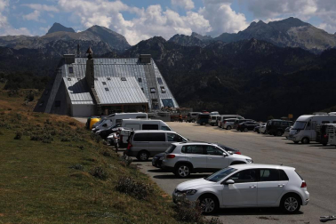 Tras 16 años cerrado, el 'nuevo' refugio Ángel Olorón ha abierto sus puertas este viernes.