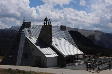 Tras 16 años cerrado, el 'nuevo' refugio Ángel Olorón ha abierto sus puertas este viernes.
