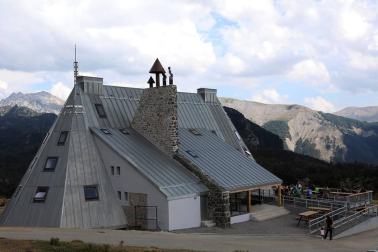 Tras 16 años cerrado, el 'nuevo' refugio Ángel Olorón ha abierto sus puertas este viernes.