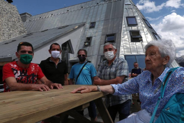 Tras 16 años cerrado, el 'nuevo' refugio Ángel Olorón ha abierto sus puertas este viernes.