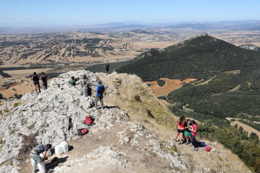 Desde el pasado 4 de agosto, una veintena de voluntarios han estado trabajando en la reconstrucción de esta consolidación, ubicada en una peña que se eleva a 1.000 metros de altitud