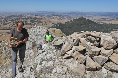 Desde el pasado 4 de agosto, una veintena de voluntarios han estado trabajando en la reconstrucción de esta consolidación, ubicada en una peña que se eleva a 1.000 metros de altitud
