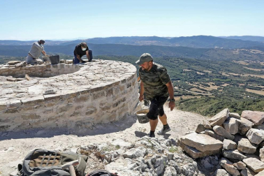 Desde el pasado 4 de agosto, una veintena de voluntarios han estado trabajando en la reconstrucción de esta consolidación, ubicada en una peña que se eleva a 1.000 metros de altitud