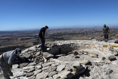 Desde el pasado 4 de agosto, una veintena de voluntarios han estado trabajando en la reconstrucción de esta consolidación, ubicada en una peña que se eleva a 1.000 metros de altitud