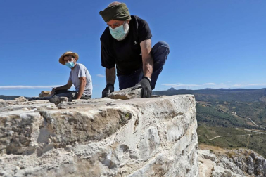 Desde el pasado 4 de agosto, una veintena de voluntarios han estado trabajando en la reconstrucción de esta consolidación, ubicada en una peña que se eleva a 1.000 metros de altitud