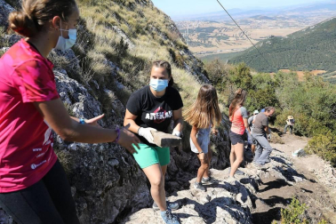 Desde el pasado 4 de agosto, una veintena de voluntarios han estado trabajando en la reconstrucción de esta consolidación, ubicada en una peña que se eleva a 1.000 metros de altitud
