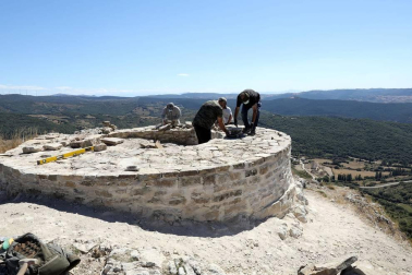 Desde el pasado 4 de agosto, una veintena de voluntarios han estado trabajando en la reconstrucción de esta consolidación, ubicada en una peña que se eleva a 1.000 metros de altitud