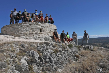 Desde el pasado 4 de agosto, una veintena de voluntarios han estado trabajando en la reconstrucción de esta consolidación, ubicada en una peña que se eleva a 1.000 metros de altitud