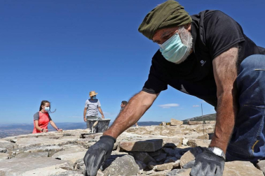 Desde el pasado 4 de agosto, una veintena de voluntarios han estado trabajando en la reconstrucción de esta consolidación, ubicada en una peña que se eleva a 1.000 metros de altitud