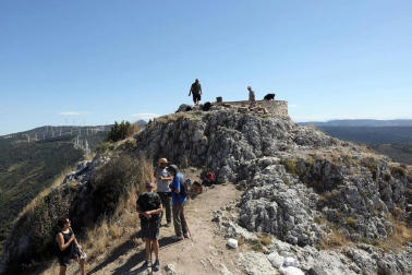 Desde el pasado 4 de agosto, una veintena de voluntarios han estado trabajando en la reconstrucción de esta consolidación, ubicada en una peña que se eleva a 1.000 metros de altitud