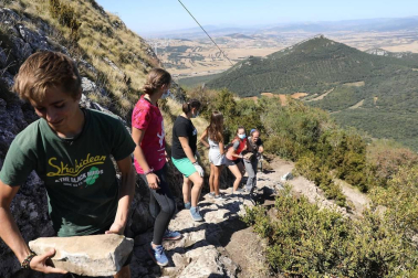 Desde el pasado 4 de agosto, una veintena de voluntarios han estado trabajando en la reconstrucción de esta consolidación, ubicada en una peña que se eleva a 1.000 metros de altitud
