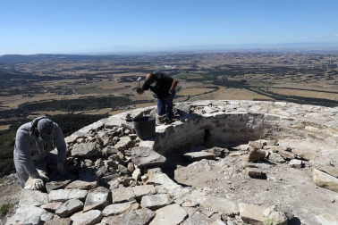 Desde el pasado 4 de agosto, una veintena de voluntarios han estado trabajando en la reconstrucción de esta consolidación, ubicada en una peña que se eleva a 1.000 metros de altitud