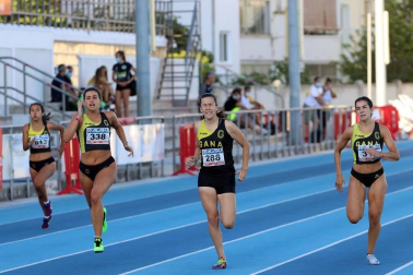 La primera jornada del campeonato navarro absoluto de atletismo se disputó este sábado en las pistas de Larrabide. Las diferentes pruebas tuvieron que disputarse a puerta cerrada debido a las medidas de seguridad por la pandemia del coronavirus.