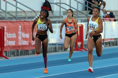 La primera jornada del campeonato navarro absoluto de atletismo se disputó este sábado en las pistas de Larrabide. Las diferentes pruebas tuvieron que disputarse a puerta cerrada debido a las medidas de seguridad por la pandemia del coronavirus.