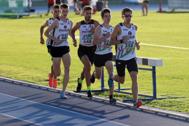 La primera jornada del campeonato navarro absoluto de atletismo se disputó este sábado en las pistas de Larrabide. Las diferentes pruebas tuvieron que disputarse a puerta cerrada debido a las medidas de seguridad por la pandemia del coronavirus.
