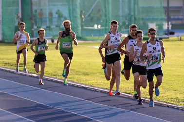 La primera jornada del campeonato navarro absoluto de atletismo se disputó este sábado en las pistas de Larrabide. Las diferentes pruebas tuvieron que disputarse a puerta cerrada debido a las medidas de seguridad por la pandemia del coronavirus.