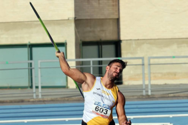 La primera jornada del campeonato navarro absoluto de atletismo se disputó este sábado en las pistas de Larrabide. Las diferentes pruebas tuvieron que disputarse a puerta cerrada debido a las medidas de seguridad por la pandemia del coronavirus.