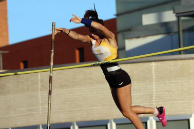 La primera jornada del campeonato navarro absoluto de atletismo se disputó este sábado en las pistas de Larrabide. Las diferentes pruebas tuvieron que disputarse a puerta cerrada debido a las medidas de seguridad por la pandemia del coronavirus.