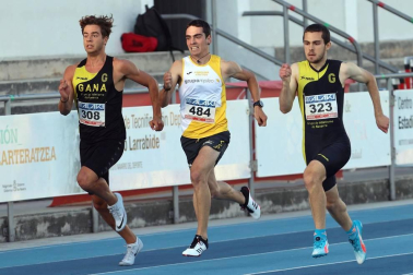 La primera jornada del campeonato navarro absoluto de atletismo se disputó este sábado en las pistas de Larrabide. Las diferentes pruebas tuvieron que disputarse a puerta cerrada debido a las medidas de seguridad por la pandemia del coronavirus.