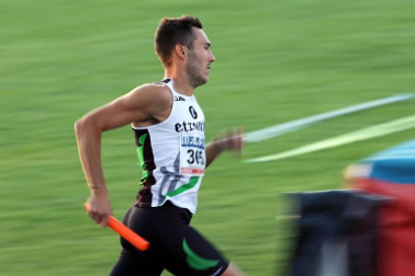 La primera jornada del campeonato navarro absoluto de atletismo se disputó este sábado en las pistas de Larrabide. Las diferentes pruebas tuvieron que disputarse a puerta cerrada debido a las medidas de seguridad por la pandemia del coronavirus.