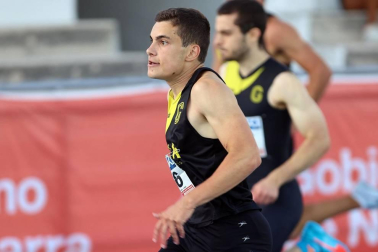 La primera jornada del campeonato navarro absoluto de atletismo se disputó este sábado en las pistas de Larrabide. Las diferentes pruebas tuvieron que disputarse a puerta cerrada debido a las medidas de seguridad por la pandemia del coronavirus.