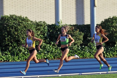 La primera jornada del campeonato navarro absoluto de atletismo se disputó este sábado en las pistas de Larrabide. Las diferentes pruebas tuvieron que disputarse a puerta cerrada debido a las medidas de seguridad por la pandemia del coronavirus.