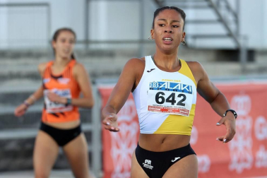 La primera jornada del campeonato navarro absoluto de atletismo se disputó este sábado en las pistas de Larrabide. Las diferentes pruebas tuvieron que disputarse a puerta cerrada debido a las medidas de seguridad por la pandemia del coronavirus.
