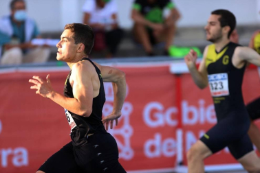 La primera jornada del campeonato navarro absoluto de atletismo se disputó este sábado en las pistas de Larrabide. Las diferentes pruebas tuvieron que disputarse a puerta cerrada debido a las medidas de seguridad por la pandemia del coronavirus.