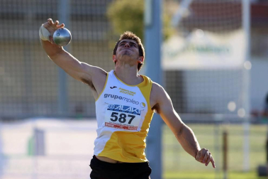La primera jornada del campeonato navarro absoluto de atletismo se disputó este sábado en las pistas de Larrabide. Las diferentes pruebas tuvieron que disputarse a puerta cerrada debido a las medidas de seguridad por la pandemia del coronavirus.