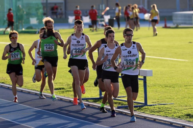 La primera jornada del campeonato navarro absoluto de atletismo se disputó este sábado en las pistas de Larrabide. Las diferentes pruebas tuvieron que disputarse a puerta cerrada debido a las medidas de seguridad por la pandemia del coronavirus.